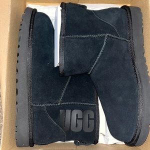 W Classic mini UGG rubber logo boots